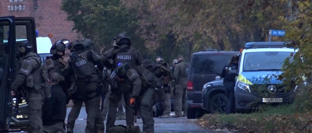 ARCHIV - 11.11.2023, Brandenburg, Vieritz: Ein Spezialeinsatzkommando der Polizei bereitet sich auf den Einsatz vor. Ein Mann hatte sich  in einem Haus verschanzt und sich mehrere Schusswechsel mit der Polizei geliefert. Der Mann wurde schließlich tot gefunden. (zu dpa: «SEK-Einsatz in Vieritz: Verdächtiger aus Untersuchungshaft entlassen») Foto: Cevin Dettlaff/dpa-Zentralbild/dpa +++ dpa-Bildfunk +++