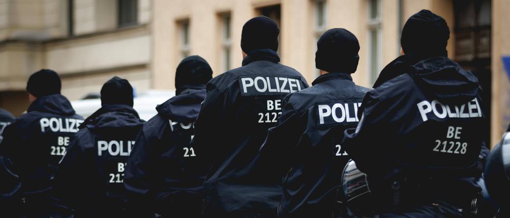 Polizisten einer Hundertschaft laufen durch den Regen. (Symbolbild)