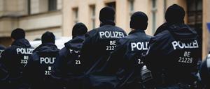 Polizisten einer Hundertschaft laufen durch den Regen. (Symbolbild)