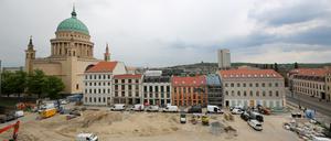 Neue Mitte Potsdam. Immer mehr Baugerüste fallen am Baufeld "Block lll" am Alten Markt in Potsdam.