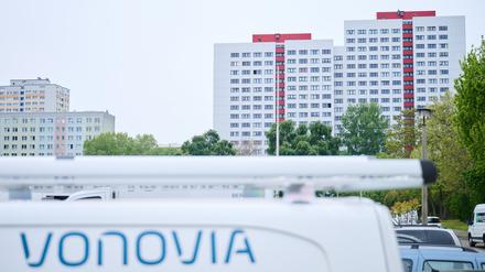 24.04.2024, Berlin: «Vonovia» steht auf einem Van, der vor einem Haus von Vonovia an der Coppistraße nahe der Frankfurter Allee steht. Dieses und weitere Gebäude von Vonovia werden vom Land Berlin abgekauft. Das geht aus der Presskonferenz mit dem Regierenden Bürgermeister heute mittag hervor. Foto: Annette Riedl/dpa +++ dpa-Bildfunk +++