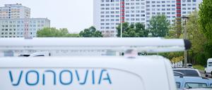24.04.2024, Berlin: «Vonovia» steht auf einem Van, der vor einem Haus von Vonovia an der Coppistraße nahe der Frankfurter Allee steht. Dieses und weitere Gebäude von Vonovia werden vom Land Berlin abgekauft. Das geht aus der Presskonferenz mit dem Regierenden Bürgermeister heute mittag hervor. Foto: Annette Riedl/dpa +++ dpa-Bildfunk +++
