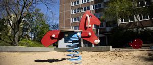 Spielplatz vor einem Plattenbau in Berlin-Marzahn.