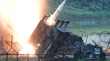Eine Einheit der US Armee feuert eine Rakete vom Typ Atacms ab.