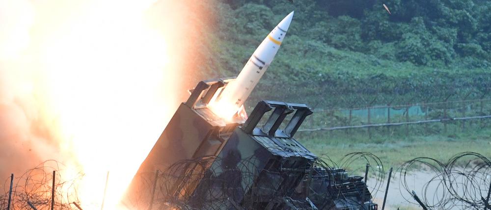 Eine Einheit der 8. US Armee feuert eine Artillerie-Kurzstreckenrakete vom Typ ATACMS ab.