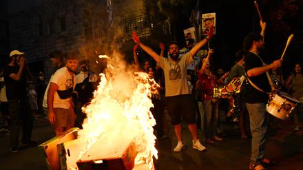 Angehörige von Hamas-Geiseln protestieren in Jerusalem für deren Freilassung.