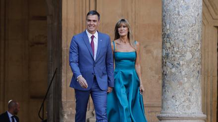 Pedro Sanchez (l.), Regierungschef von Spanien, und seine Ehefrau Begoña Gómez gehen in der Alhambra beim Gipfeltreffen der Europäischen Politischen Gemeinschaft zum Abendessen. (Archivbild)