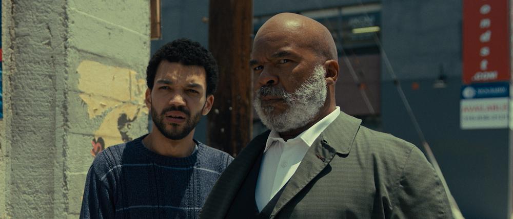 Roger (David Alan Grier, rechts) führt Aren (Justice Smith) in einen Geheimbund ein, der „Black Lives Matter“ eigenwillig interpretiert.