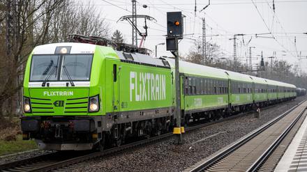Ein Flixtrain passiert den Trebbiner Bahnhof - das Netz soll weiter wachsen.