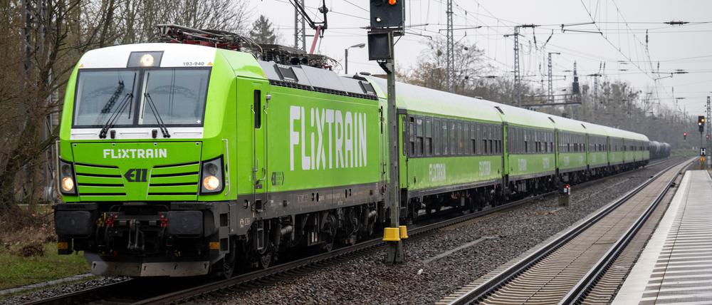Ein Flixtrain passiert die Kamera (Archivbild).