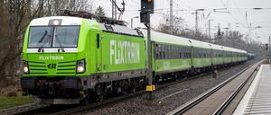 Ein Flixtrain passiert den Trebbiner Bahnhof - das Netz soll weiter wachsen.