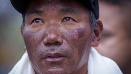 Der bekannte nepalesische Bergführer Kami Rita vom Volk der Sherpa hat am 23.05.2023, zum 28. Mal den Mount Everest bestiegen und damit seinen eigenen Rekord innerhalb einer Woche überboten.