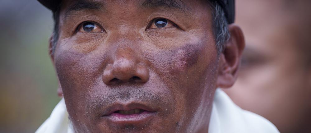 Der bekannte nepalesische Bergführer Kami Rita vom Volk der Sherpa hat am 23.05.2023, zum 28. Mal den Mount Everest bestiegen und damit seinen eigenen Rekord innerhalb einer Woche überboten.