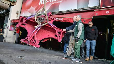 Ein Teil des abgefallenen Mühlenflügels wird vor dem Moulin Rouge beseitigt.