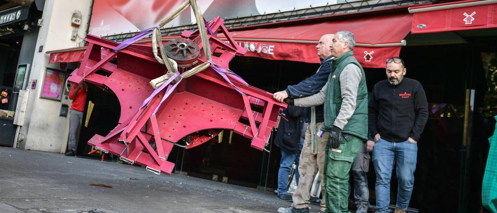Ein Teil des abgefallenen Mühlenflügels wird vor dem Moulin Rouge beseitigt.