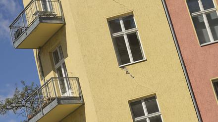 Risse in der Fassade, evakuiertes und gesperrtes Haus in Berlin-Schöneberg