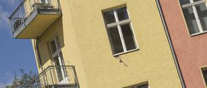 Risse in der Fassade, evakuiertes und gesperrtes Haus in Berlin-Schöneberg