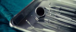 Ein Zahnarzt hat in der Türkei versehentlich eine Schraube ins Gehirn eines Patienten gebohrt.