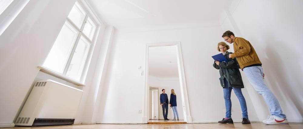 Eine gestellte Aufnahme zu „Wohnungsbesichtigungen“ in Berlin