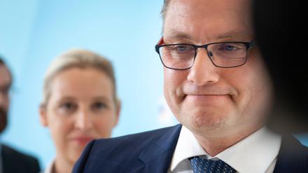 Nachdenklicher Blick: AfD-Co-Chef Tino Chrupalla, im Hintergrund die Co-Vorsitzende Alice Weidel.