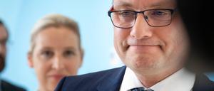 Nachdenklicher Blick: AfD-Co-Chef Tino Chrupalla, im Hintergrund die Co-Vorsitzende Alice Weidel.