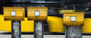 Berlin Briefkasten in Berlin 21.07.2021,Drei Briefkasten in Berlin am Bahnhof Zoo in Berlin *** Berlin mailbox in Berlin 21 07 2021,Three mailbox in Berlin at Zoo station in Berlin Copyright: xLakomski/Eibner-Pressefotox EP_dli