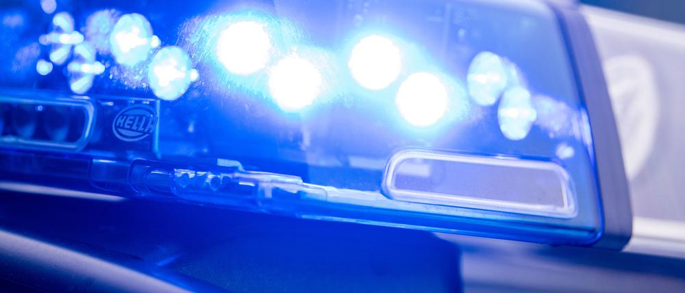 Ein Blaulicht leuchtet an einer Polizeistreife.