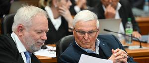 Theo Zwanziger (M), früherer DFB-Präsident, spricht im Gerichtssaal des Landgerichts mit seinem Anwalt Hans-Jörg Metz.