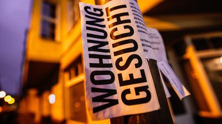 12.04.2024, Nordrhein-Westfalen, Köln: Ein Zettel mit der Aufschrift ·Wohnung gesucht· hängt vor Wohnhäusern. Foto: Oliver Berg/dpa - ACHTUNG: Teile des Bildes wurde(n) aus rechtlichen Gründen gepixelt +++ dpa-Bildfunk +++
