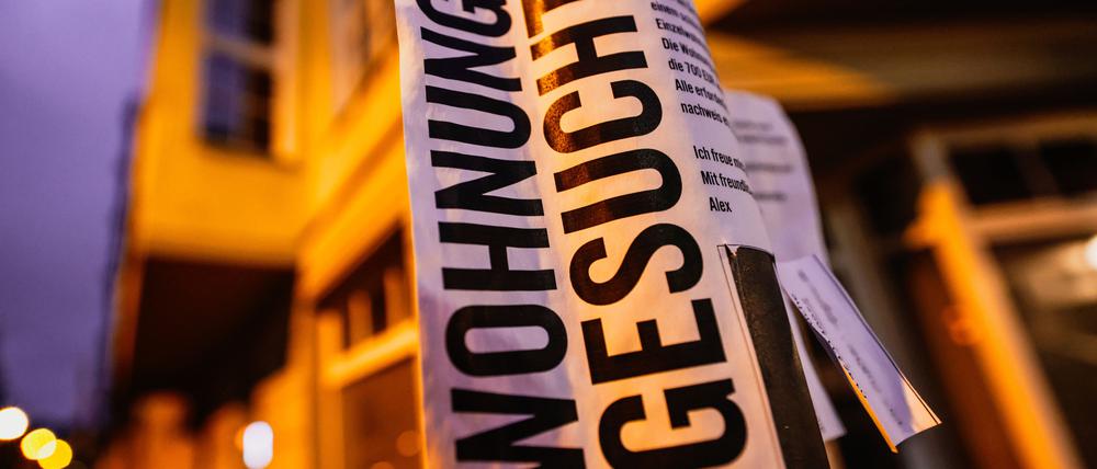 12.04.2024, Nordrhein-Westfalen, Köln: Ein Zettel mit der Aufschrift ·Wohnung gesucht· hängt vor Wohnhäusern. Foto: Oliver Berg/dpa - ACHTUNG: Teile des Bildes wurde(n) aus rechtlichen Gründen gepixelt +++ dpa-Bildfunk +++