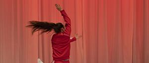 „Für mich“ von Antje Pfundtner war im Rahmen von Explore Dance an der fabrik Potsdam zu Gast.