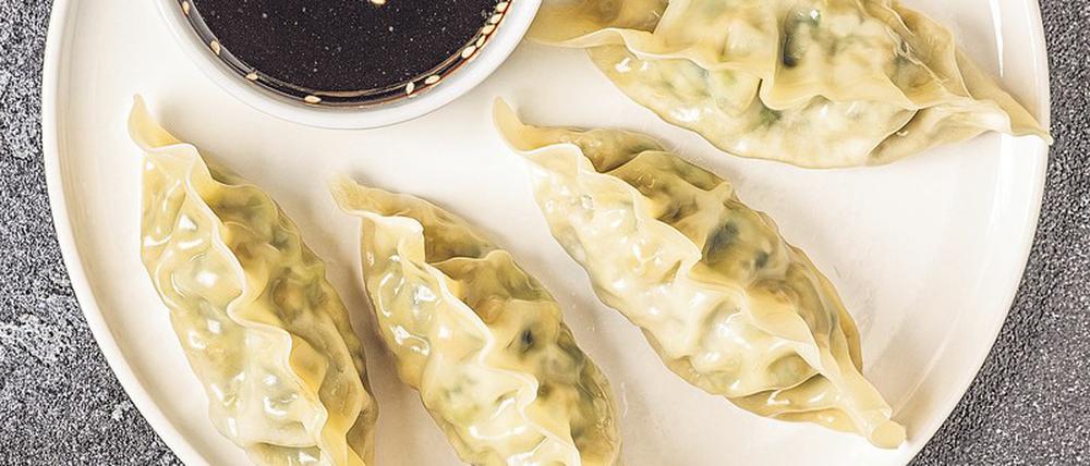 Asiatische Teigtaschen mit Sojasoße.