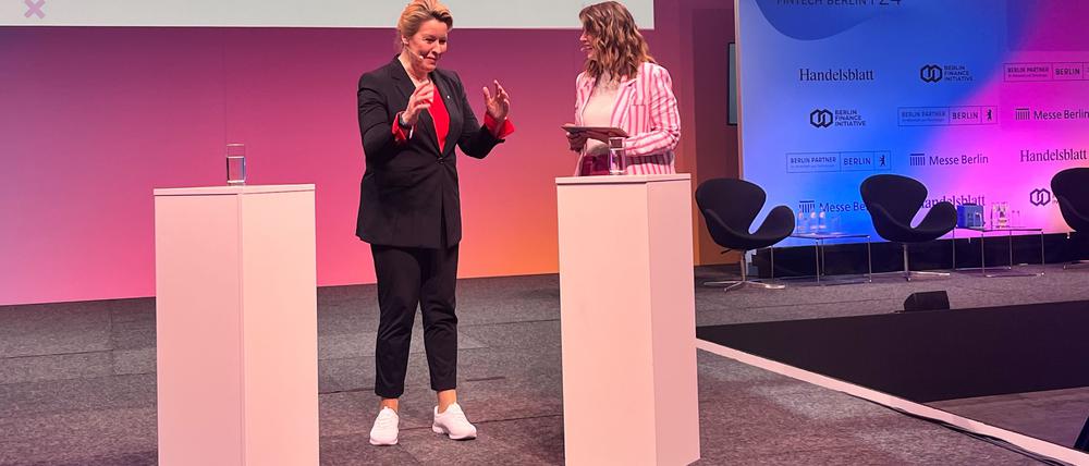 Franziska Giffey (links) und Moderatorin Sandra Groeneveld vom Handelsblatt im  Eröffnungsgespräch am zweiten Festivaltag der FIBE.
