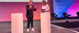 Franziska Giffey (links) und Moderatorin Sandra Groeneveld vom Handelsblatt im  Eröffnungsgespräch am zweiten Festivaltag der FIBE.
