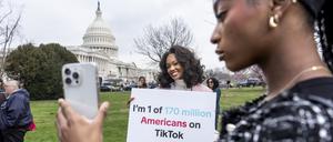 Die Tiktok-Anhängerinnen Mona Swain (Mitte) und ihre Schwester Rachel Swain demonstrieren vor dem Kapitol in Washington.