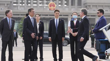 US-Außenminister Antony Blinken (2.v.r) wird von Yang Tao (2.v.l), Generaldirektor der Abteilung für nordamerikanische und ozeanische Angelegenheiten des Außenministeriums, bei seiner Ankunft auf dem Beijing Capital International Airport begrüßt. Der US-Botschafter in China, Nicholas Burns, steht links.
