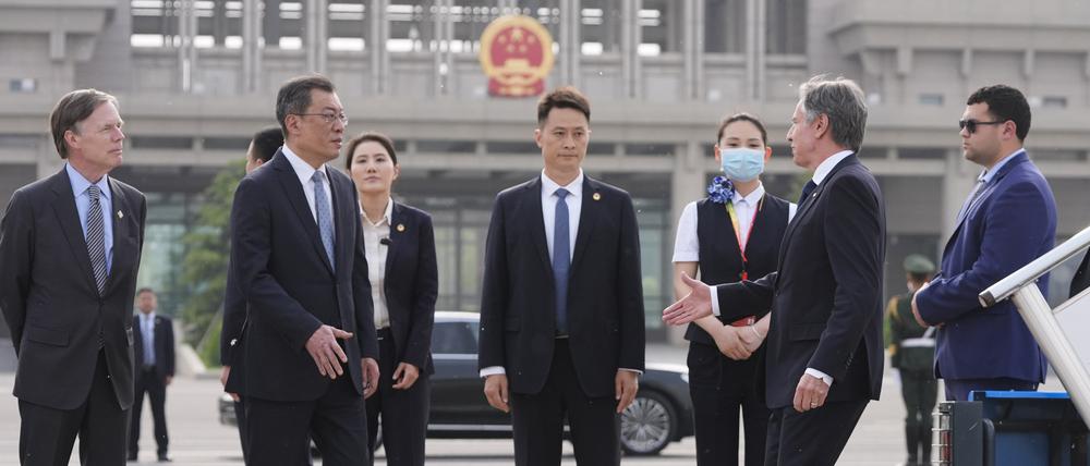 US-Außenminister Antony Blinken (2.v.r) wird von Yang Tao (2.v.l), Generaldirektor der Abteilung für nordamerikanische und ozeanische Angelegenheiten des Außenministeriums, bei seiner Ankunft auf dem Beijing Capital International Airport begrüßt. Der US-Botschafter in China, Nicholas Burns, steht links.