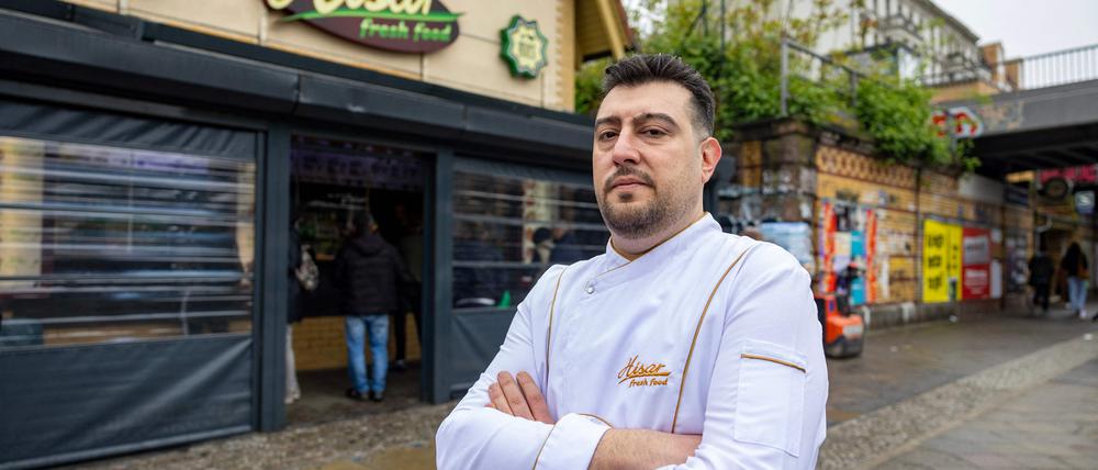 Arif Keles vor seinem Imbiss an der Yorckstraße, Berlin-Schöneberg