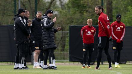 Unions Trainer Nenad Bjelica (4.v.l.) machte seinen Spielern am Mittwoch eine Ansage im Training. Kapitän Trimmel (2.v.r.) stärkte ihm anschließend den Rücken.