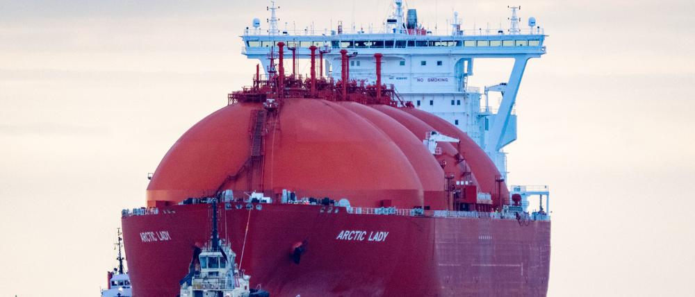 Von Schleppern begleitet transportiert der LNG Tanker „Arctic Lady“ eine Ladung LNG zum Energie-Terminal Deutsche Ostsee.