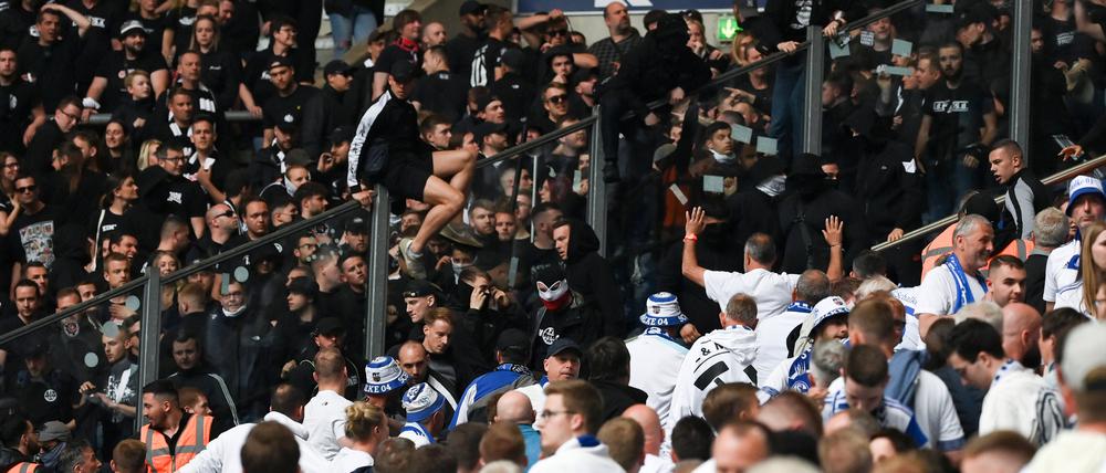 Ausschreitungen gehören dazu beim Profifußball.