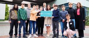 Gruppenbild mit Bildungssenatorin Katharina Günther-Wünsch, Dr. Johannes Danckert (stellvertretender Vorstandsvorsitzender der Berliner Krankenhausgesellschaft und Vorsitzender der Geschäftsführung Vivantes Netzwerk für Gesundheit GmbH) und Pflegedirektorin Ilona Hanuschke.