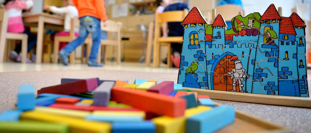 Spielzeug liegt in einer Kindertagesstätte auf dem Boden.