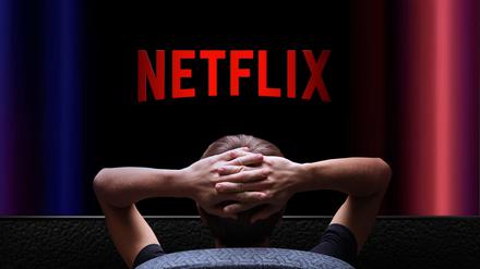 Ein junger Mann schaut Netflix auf einem Fernseher (Archivbild vom 10. Dezember 2022, Moskau).