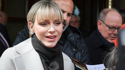 Charlene Lynette Grimaldi, Fürstin von Monaco, und Albert II. Fürst von Monaco (r) kommen am Hotel Vier Jahreszeiten an und geben Autogramme. Die Fürstenfamilie ist zur Eröffnung der neuen Monaco-Welt im Miniatur Wunderland in Hamburg.