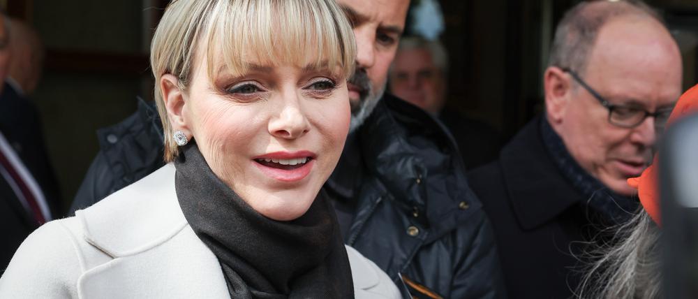 Charlene Lynette Grimaldi, Fürstin von Monaco, und Albert II. Fürst von Monaco (r) kommen am Hotel Vier Jahreszeiten an und geben Autogramme. Die Fürstenfamilie ist zur Eröffnung der neuen Monaco-Welt im Miniatur Wunderland in Hamburg.