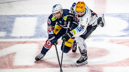Frederik Tiffels (l.) gewann im vergangenen Jahr den Titel mit München. Vor zwei Jahren hatte er das entscheidende Spiel im Finale noch verloren − gegen die Eisbären.
