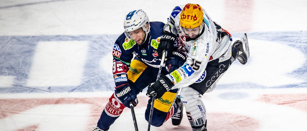 Frederik Tiffels (l.) gewann im vergangenen Jahr den Titel mit München. Vor zwei Jahren hatte er das entscheidende Spiel im Finale noch verloren − gegen die Eisbären.