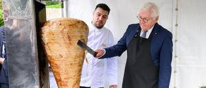 Bundespräsident Frank-Walter Steinmeier bei einem Empfang in der Sommerresidenz des deutschen Botschafters in der Türkei.