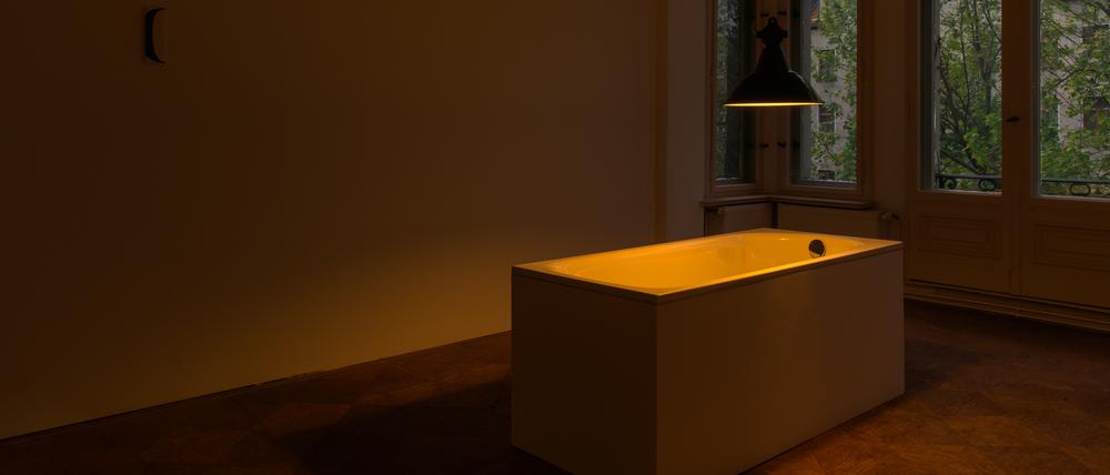 EIne Badewanne mit Zauberstäben in der Ausstellung „Berlin Strasse“ von Angharad Williams.